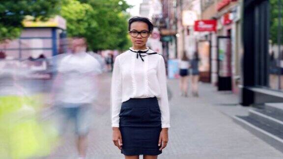 时间流逝的混血女孩站在步行街严肃的脸