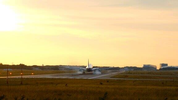 一架宽体双引擎飞机于凌晨在法兰克福AmMain机场降落