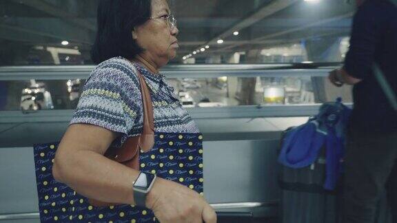 在机场携带行李的亚洲乘客