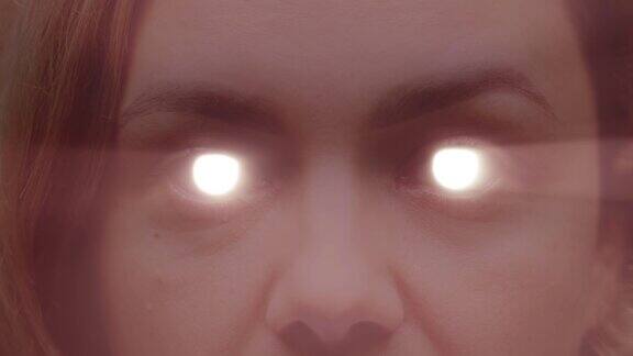 可怕的女人脸上带着明亮的光芒空洞的眼睛