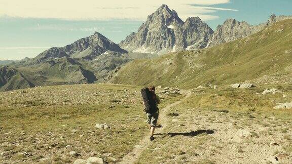 在意大利阿尔卑斯山田园诗般的山景中徒步旅行的女人