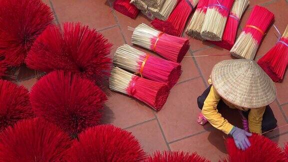 在越南北部的河内省一名越南妇女在老传统房子的地板上摆香传统艺术和文化