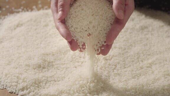 将米饭倒入盘中慢动作