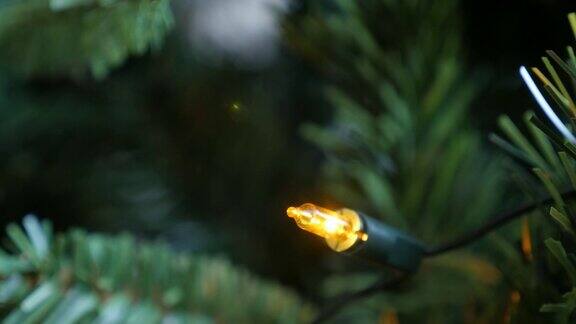 圣诞树和温暖的黄色装饰灯泡2160p30fps超高清倾斜镜头