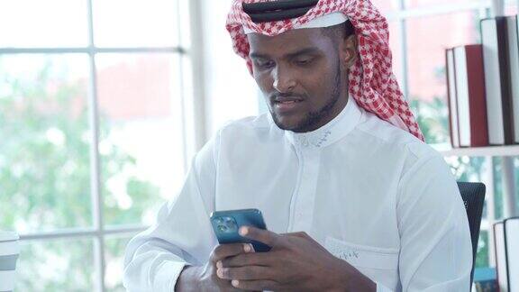 阿拉伯中东商人在使用智能手机聊天