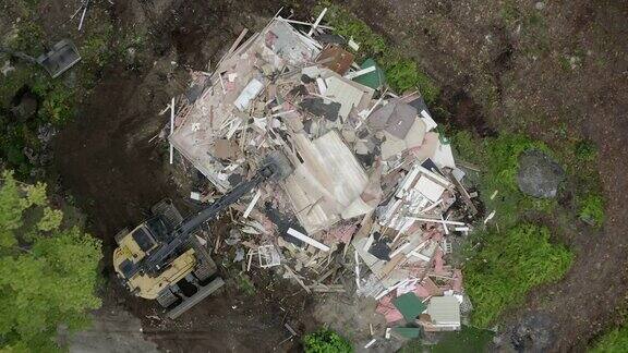 空中拆迁挖掘机正在拆除一座旧建筑
