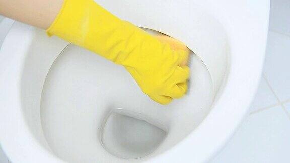 手戴黄色手套清洁厕所