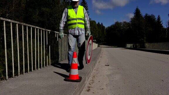 道路建筑工人收集路标