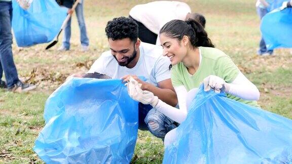 年轻夫妇参加社区清洁日