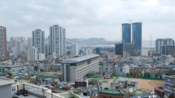 韩国釜山釜山城市和大海的全景