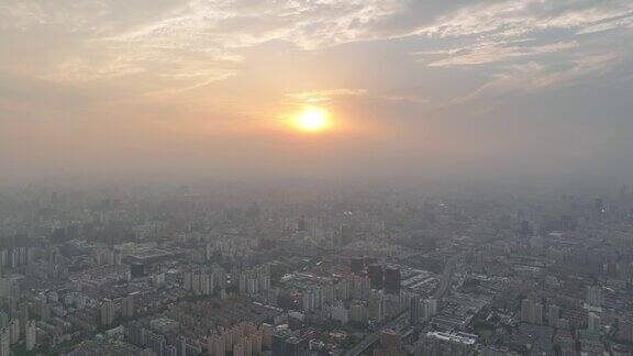 在美丽的夕阳下的建筑物和城市的无人机鸟瞰图