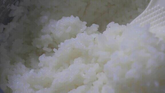 把煮好的米饭和一勺米饭混合