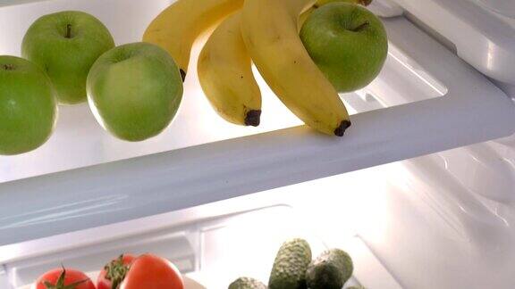 冰箱里有水果和蔬菜