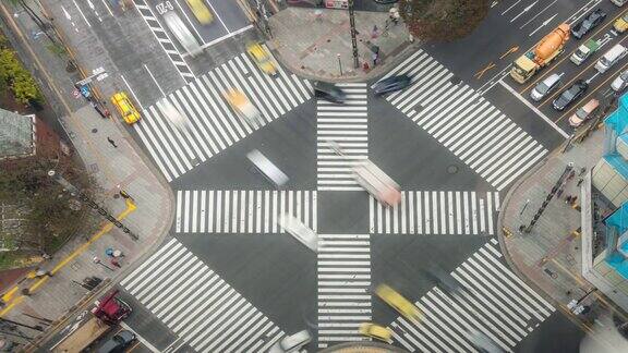 步行者穿过日本东京银座十字路口
