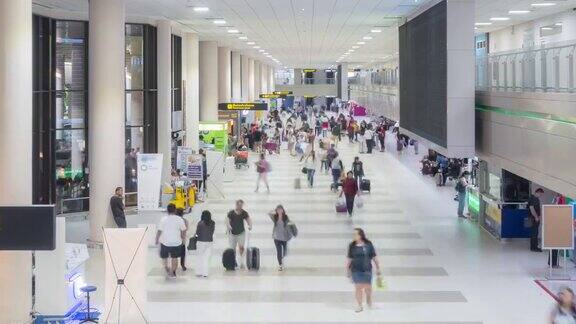 时光流逝:旅客在机场登机大厅拥挤不堪