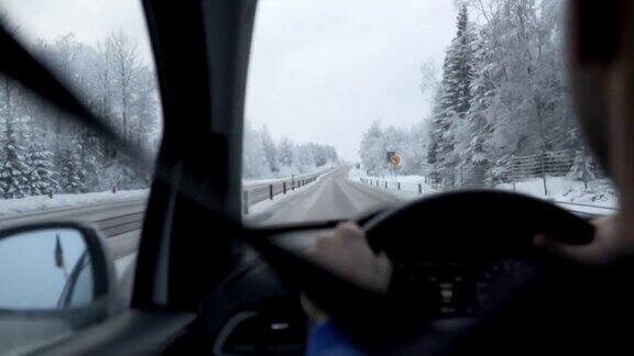一个人开车穿过冬天的道路