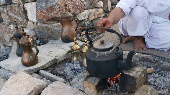 阿拉伯咖啡壶和以阿联酋传统方式着火的茶壶