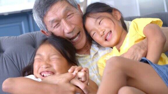 爷爷和孙女们大笑的慢动作镜头