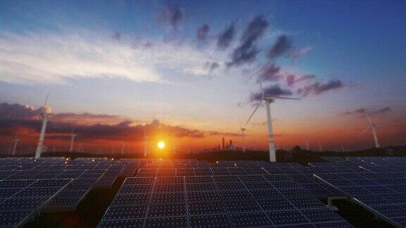 日出时绿色能源太阳能电池板和风力涡轮机对着湖泊和城市倾斜4K