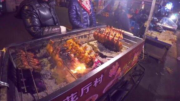 上海街头小贩卖烤鸭肉
