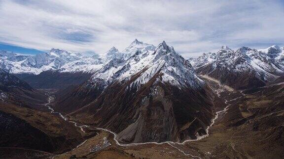 喜马拉雅山脉景观的时间流逝包括从三多里的马纳斯鲁峰的观点尼泊尔马纳斯鲁环行徒步路线上的最佳观景点之一