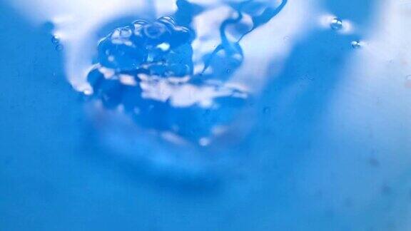 白色底色上的蓝色凝胶液体