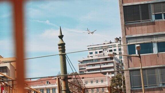 飞机在城市