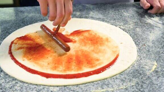 做披萨撒番茄酱的视频