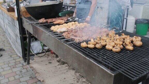 在街头美食节上烧烤串上的羊肉串和蘑菇