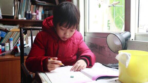 中国孩子在书桌前工作