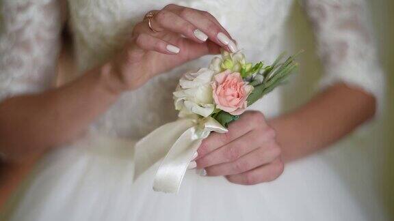 婚礼花束新娘的手结婚戒指