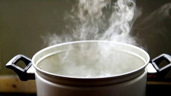 锅里的水在沸腾