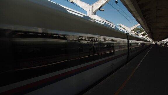 连接俄罗斯两个最大城市首都马斯科瓦和圣彼得堡的新萨普桑列车抵达一辆新的高速列车到达站台