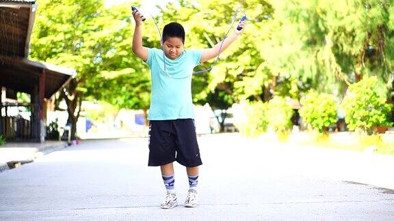亚洲男孩跳绳锻炼学校放假期间在学校锻炼阻止Covid-19