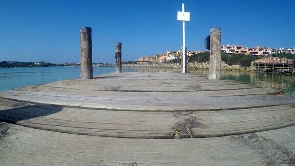 翡翠海岸塞尔沃港的木制码头意大利撒丁岛