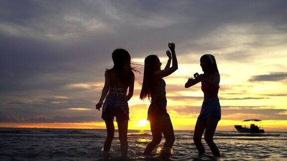 亚洲女子在热带海岛海滩上跳舞