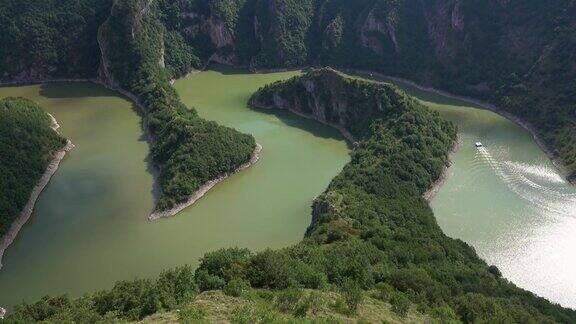 塞尔维亚乌瓦茨的岩石河