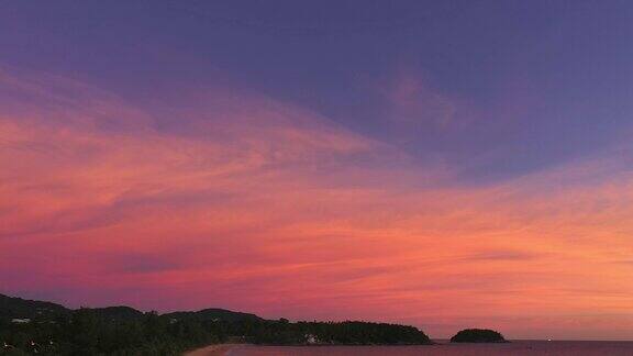 场景浪漫的粉红色天空日落在卡隆海滩