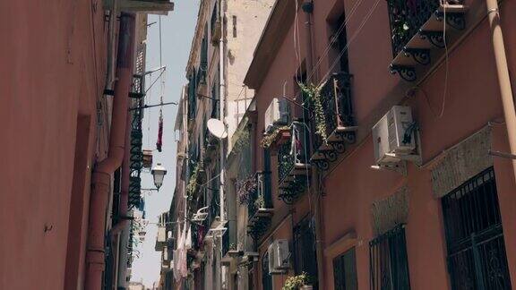 意大利撒丁岛卡利亚里老城狭窄街道的景观