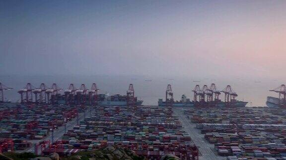 港口集装箱黎明时分的宁静景象