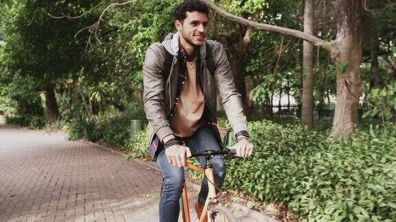 骑自行车环城是游览这座城市的好方法