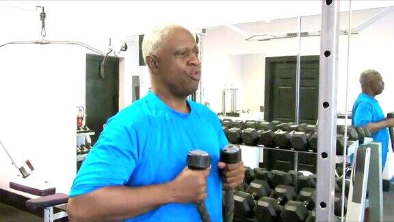 非裔美国人在健身房健身