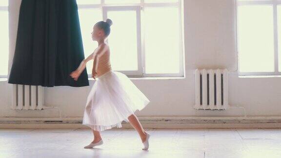 美丽的芭蕾舞演员在舞蹈工作室排练