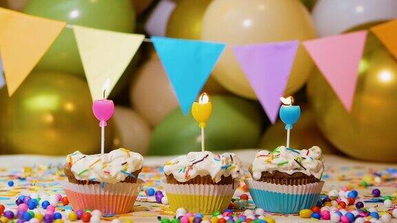 美丽的视频背景任何年龄的生日快乐奶油蛋糕与节日蜡烛生日快乐的问候