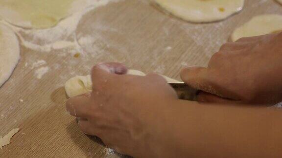 女性烤馅饼做馒头面团在桌子上揉面团