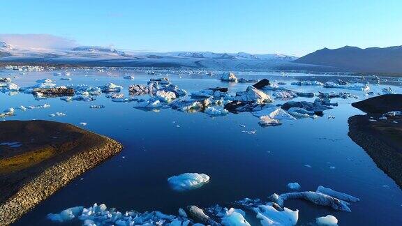 4K空中电影飞越冰川碎片泻湖冰岛Jokulsarlon