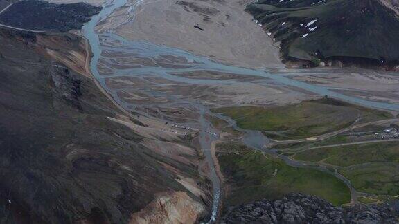 托斯莫克冰川山谷鸟瞰图克罗萨河流经冰岛高地鸟瞰冰川和火山附近冰岛乡村壮观的河流