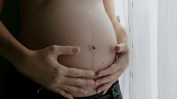 孕妇摸着自己的肚子