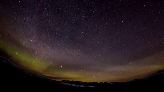 时间流逝美丽的北极光在冰岛的冬天