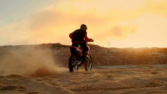 越野摩托车手在风景优美的桑迪越野赛道飞驰